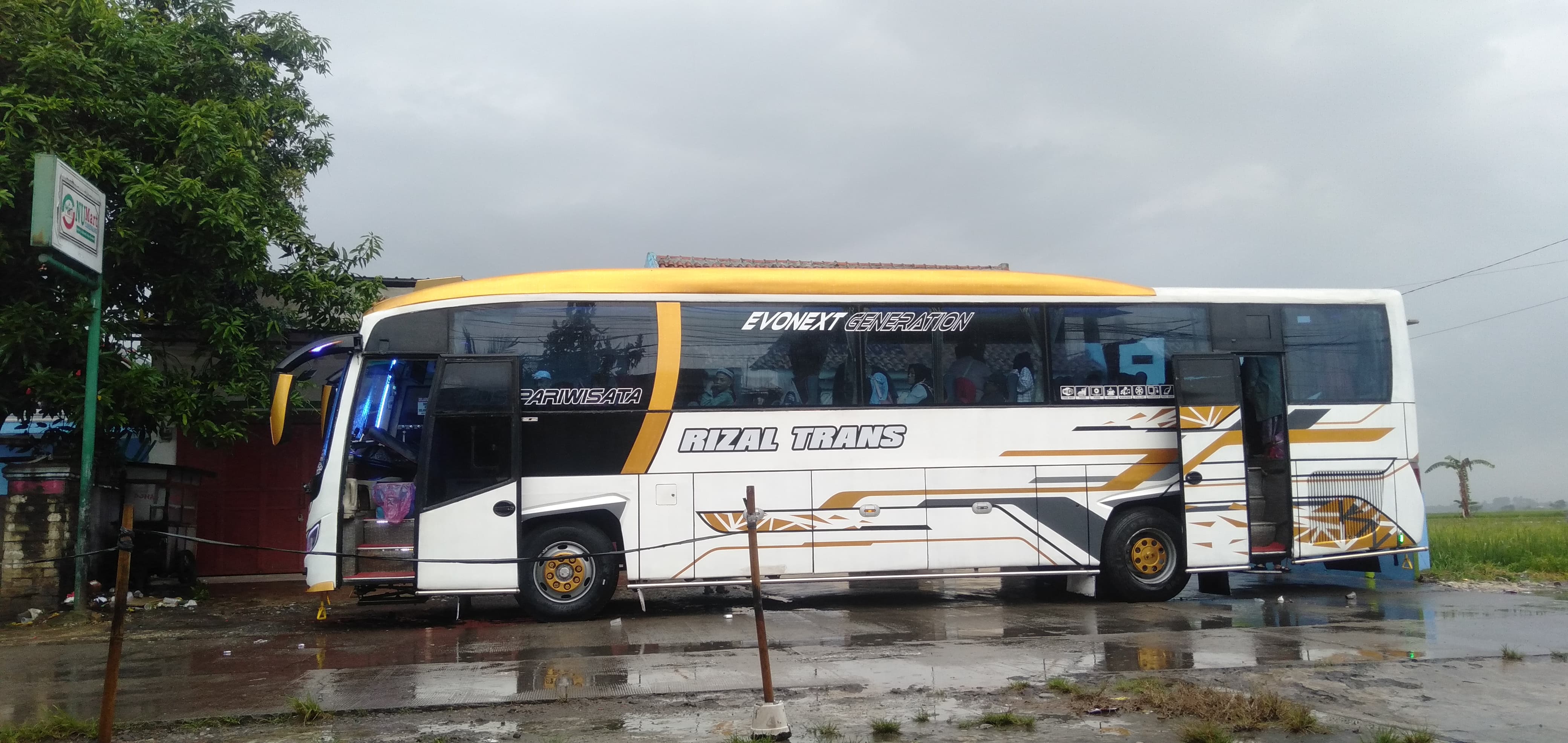 Bus di Jalan